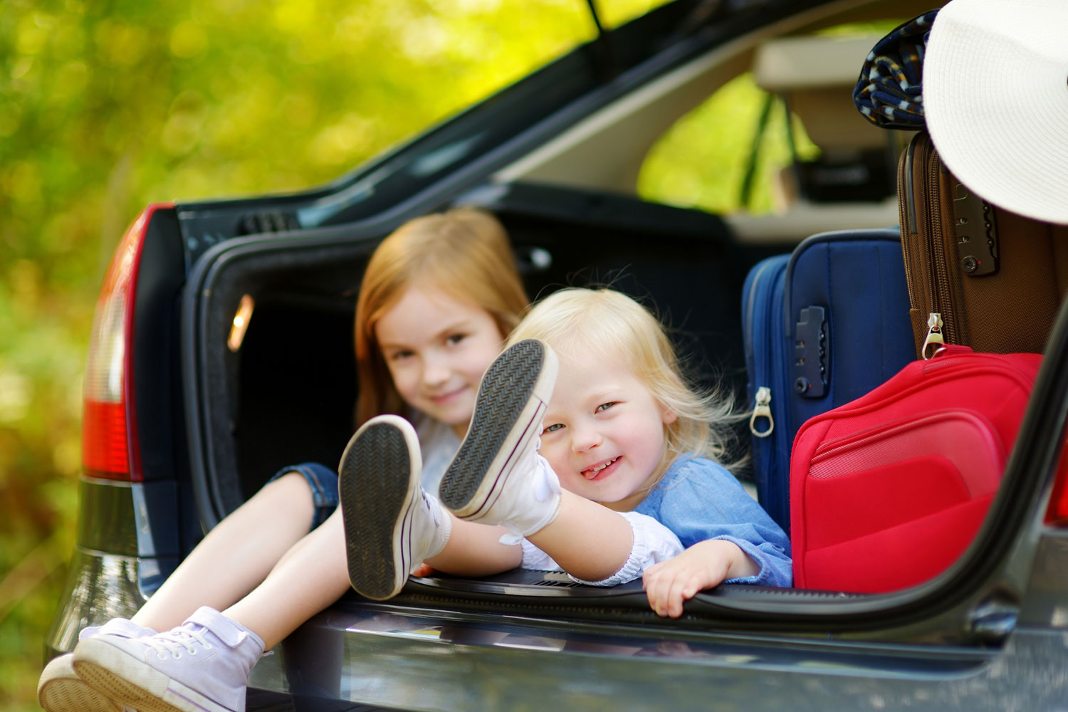 Have a long car journey. Auto Kids. Car Rental with Kids. Two Kids sitting on the car. Avtokids Краснодар.