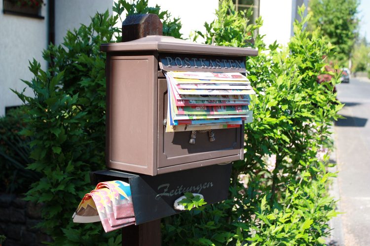 Den Briefkasten sollten man im Urlaub regelmäßig von Freunden leeren lassen.