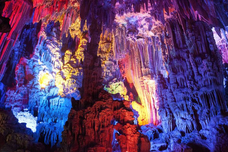 Beleuchtete Tropfsteine in der Reed Flute Höhle