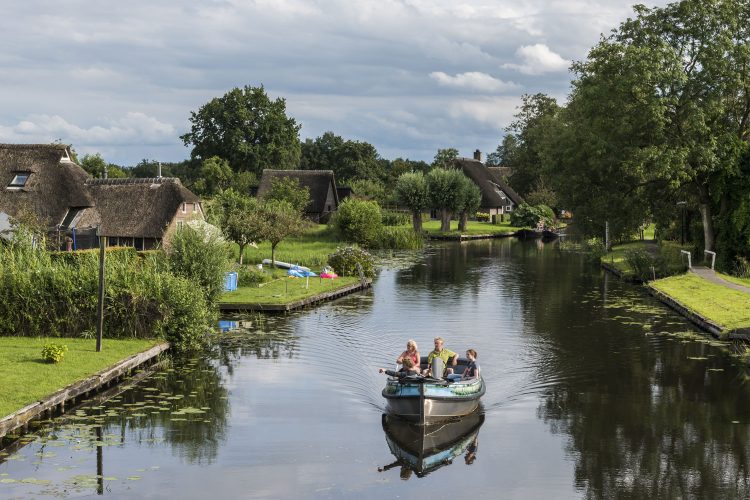 Mit dem Boot durch das niederländische Giethoorn