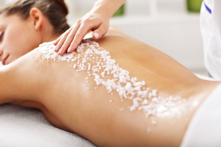 Peeling-Anwendung im Spa