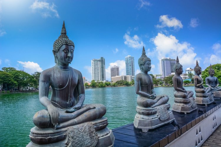 Seema Malaha-Tempel vor der Skyline Colombos