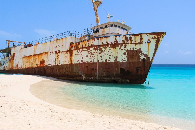 Ein rostender Gigant am Strand