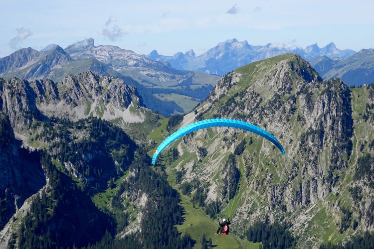 Gleitschirmflug in den Alpen