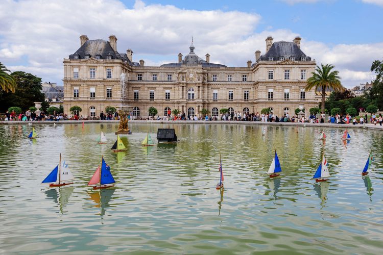 Schiffchen auf dem Teich vorm Palais du Luxembourg