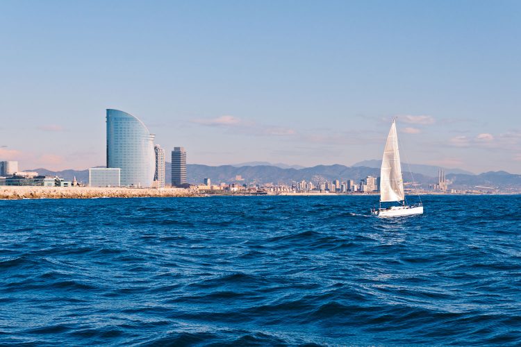 Segeln vor der Küste Barcelonas