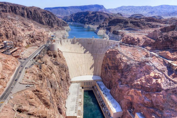 Hinter der Mauer des Hoover Damms beginnt die geniale Wanderung