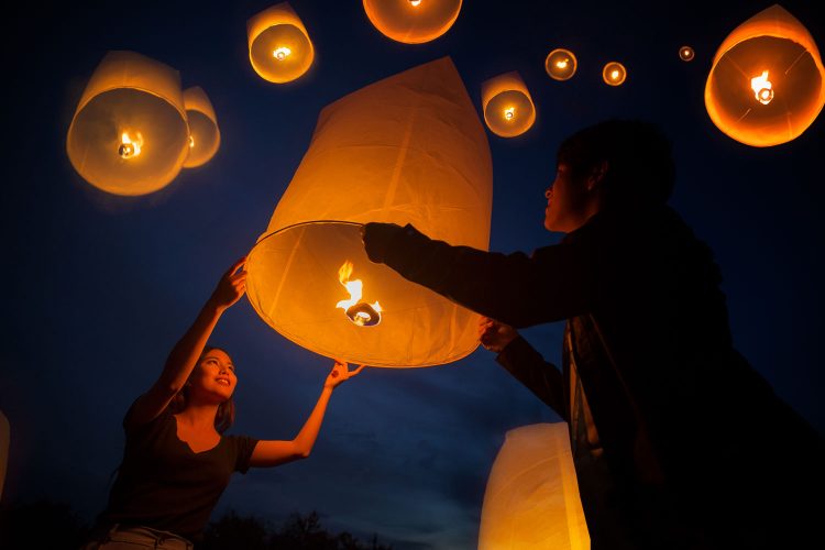 Laternen schweben beim Yi Peng Festival in den Himmel