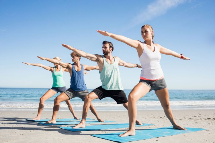 Yogaübungen am Strand