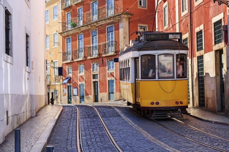 Berühmte gelbe Straßenbahn in Lissabon