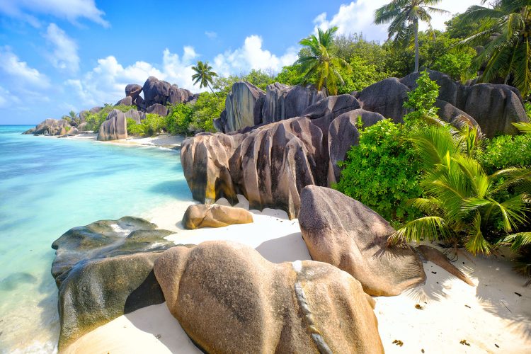 Strand auf den Seychellen mit Granitfelsen