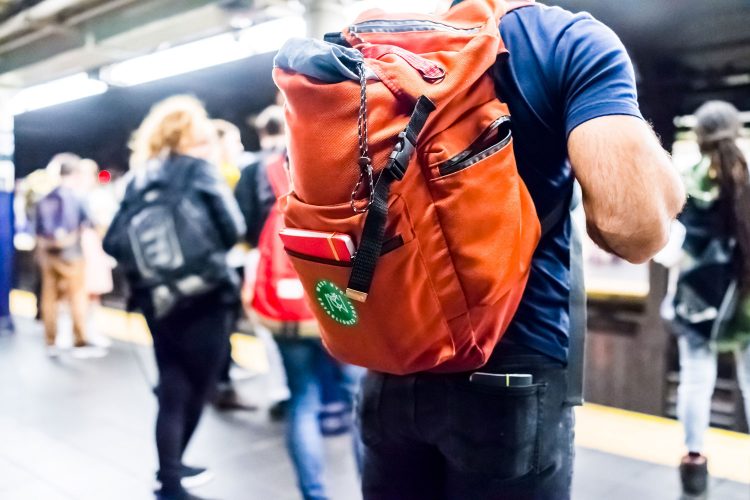 Wertgegenstände nicht leicht zugänglich in Rucksäcken transportieren!