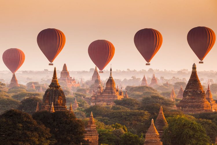 Heißluftballons über Bagan in Myanmar