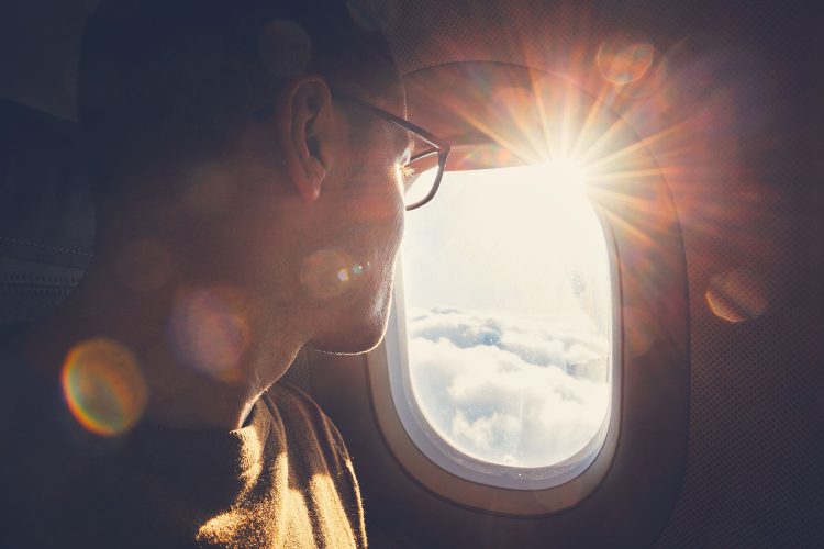 Jedes Flugzeugfenster hat ein kleines Loch