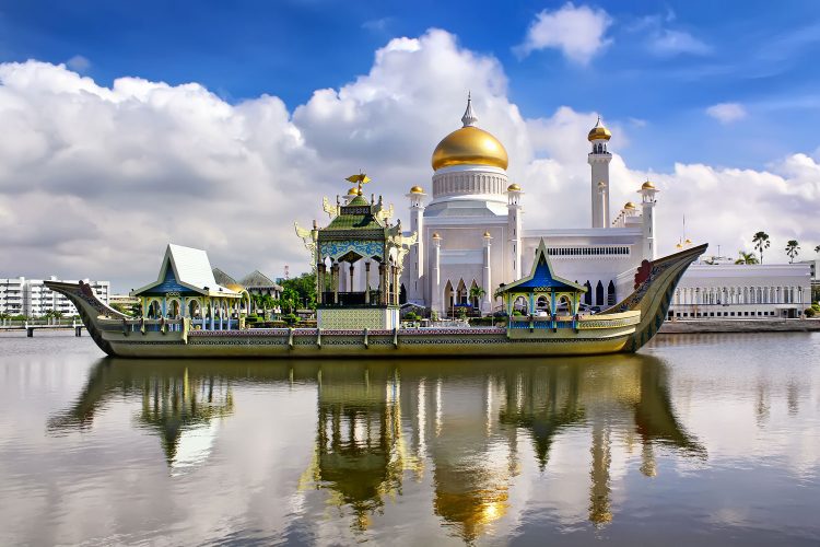 Sultan Omar Ali Saifudding Moschee, Brunei