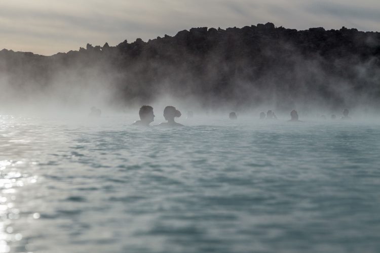 Menschen baden in warmer Quelle