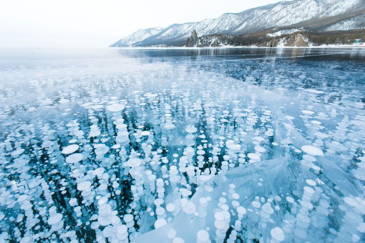 Gefrorene Blasen im Baikalsee