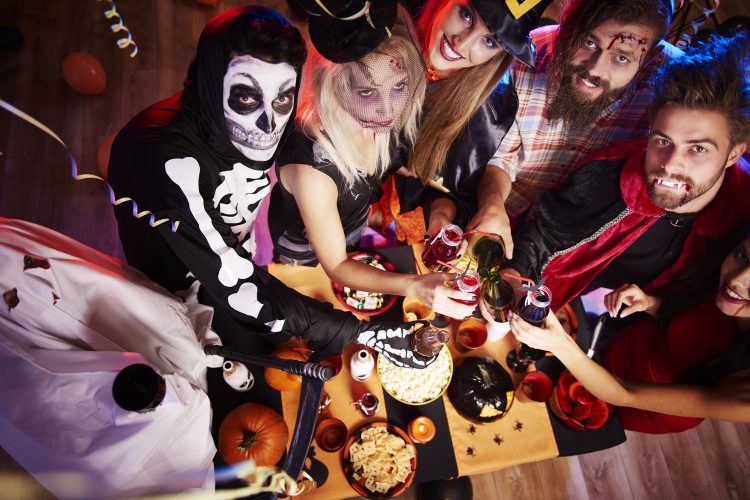 Verkleidete Menschen auf einer Halloweenparty