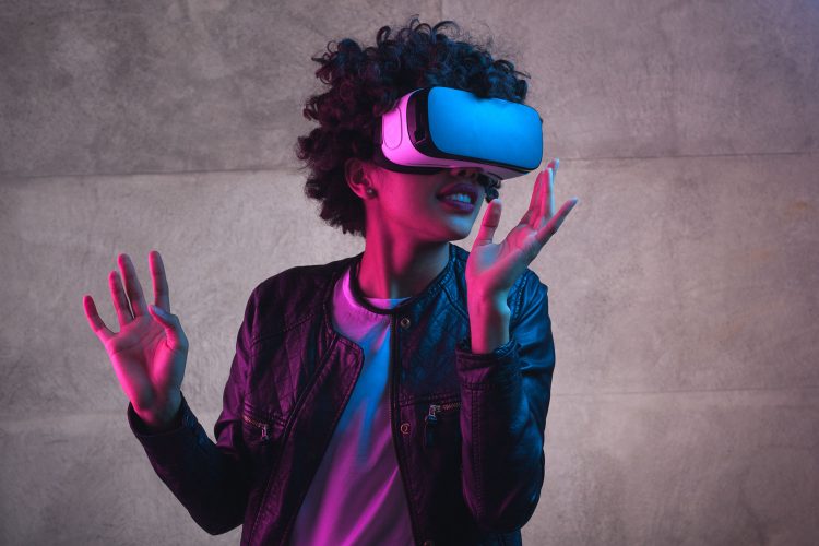 Mädchen mit Virtual Reality Brille