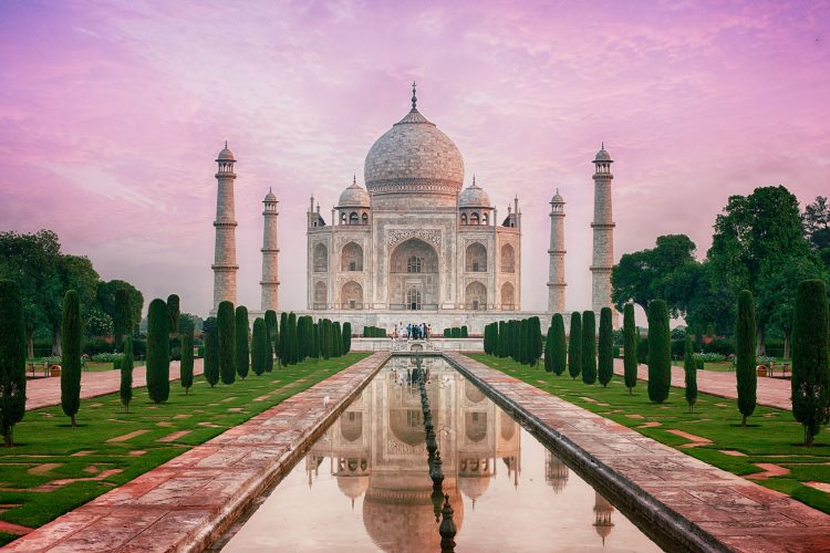 Von außen darf man den Taj Mahal ablichten, innen gilt ein striktes Fotografierverbot