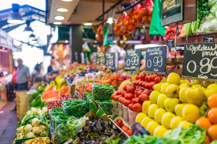 Marktstand mit frischem Obst und Gemüse