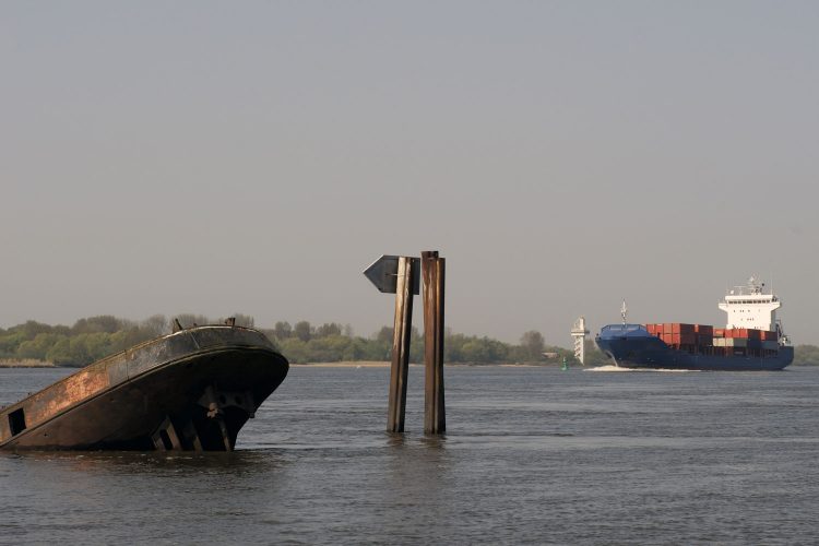 Das Heck eines Binnenschiffs in der Elbe