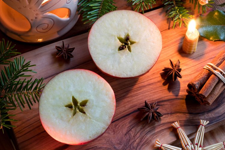 Apfelschneiden, weihnachtliche Tradition in Tschechien