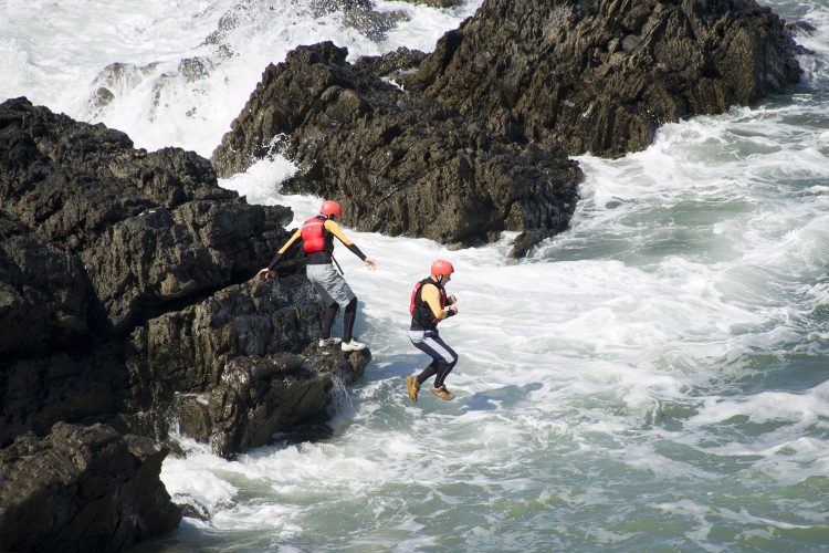 Die Küste entdecken beim Coasteering