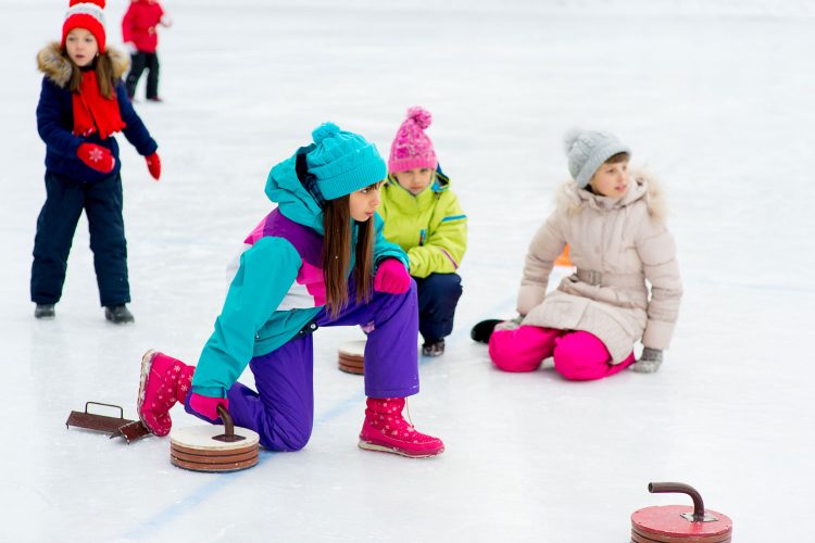 Geselliger Wintersport: Eisstockschießen