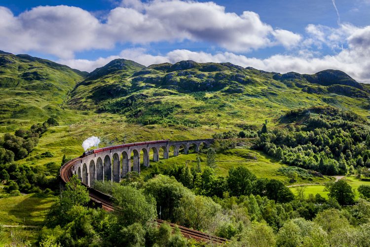 Dampflok auf dem Glenfinnan-Viadukt