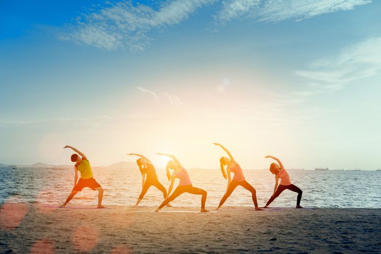 Am Strand beim Yoga entspannen