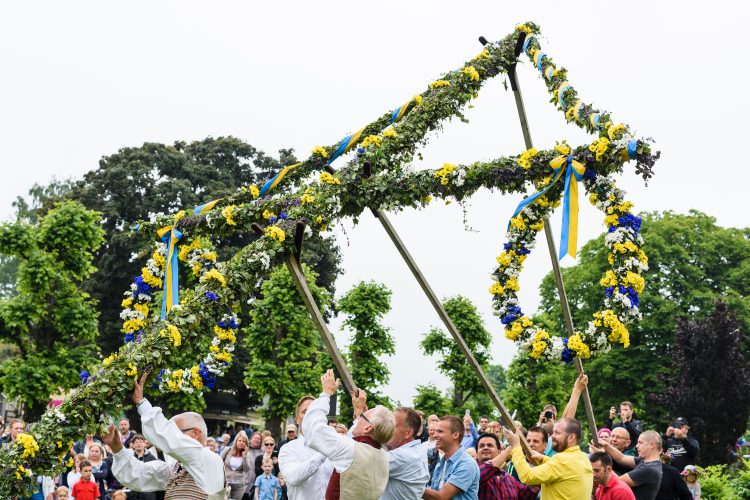 Aufstellen des Majstångs