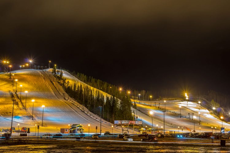 Beleuchtete Skipisten in Finnland