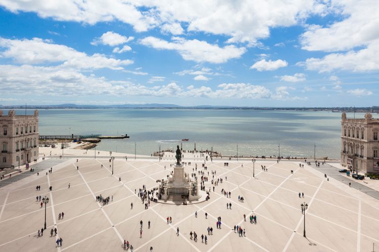 Blick auf das Meer vom Platz des Handels