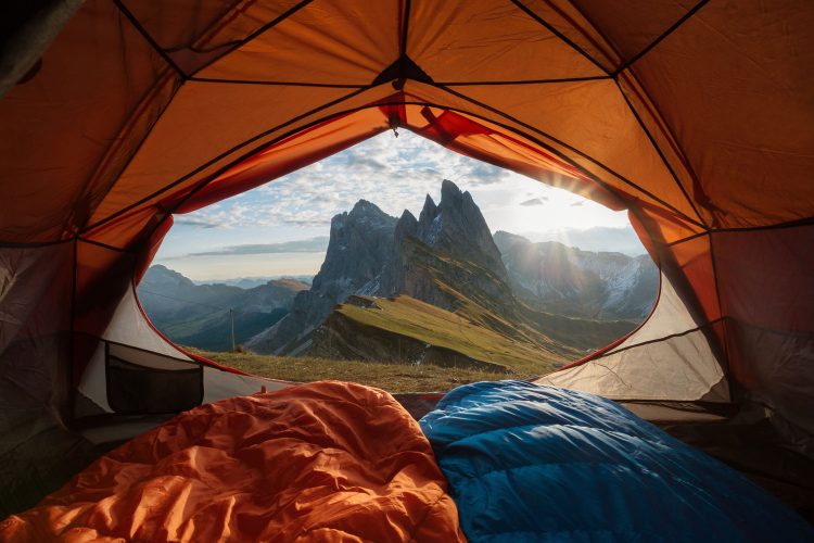 Beim Trekking das Zelt in großartiger Natur aufstellen