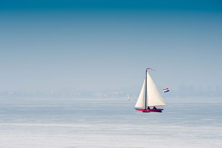 Segeln auf einem zugefrorenen See