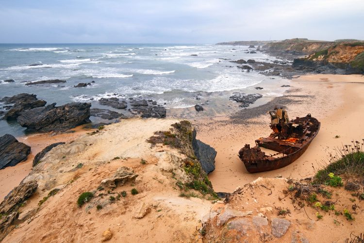 Wrack an der malerischen Küste Portugals