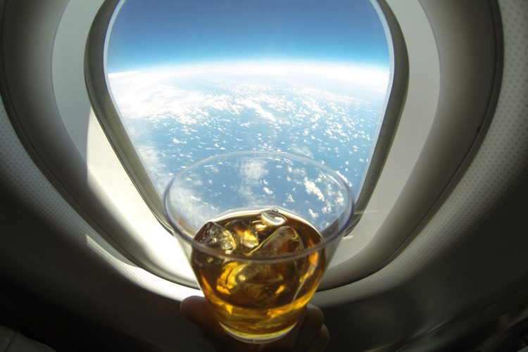 Gibt es den berühmt-berüchtigten Alkohol-Boost im Flugzeug?