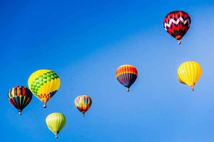 Zahlreiche Heißluftballons steigen beim Burning Man Festival in den Himmel