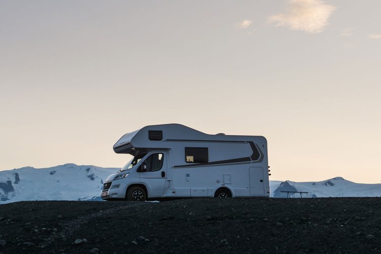 Handfeger, Enteisungsspray und Schneeketten gehören beim Wintercamping dazu