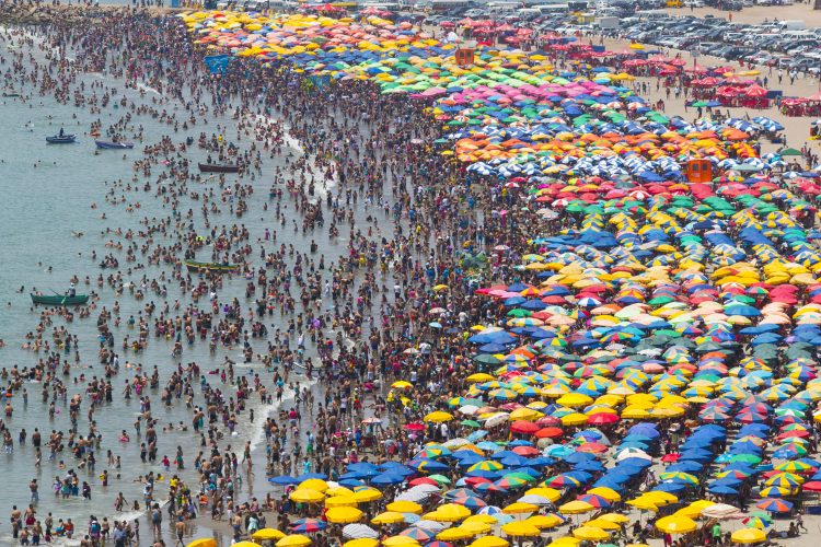 Überfüllter Strand am Meer