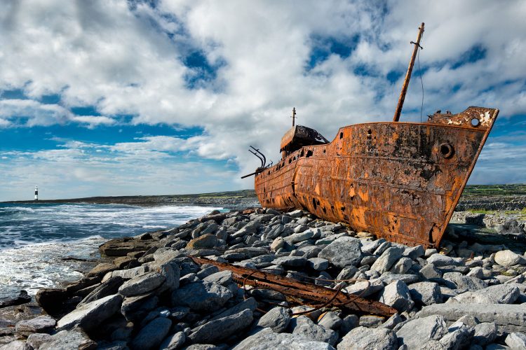 Wrack an der Küste der irischen Insel Inis Oírr